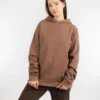 Sudadera con capucha oversize personalizada Cocoa brown persona delante