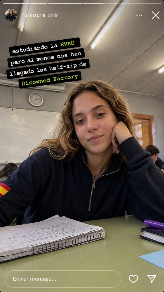 Clienta real de Disowned Factory con half-zip personalizado para su grupo